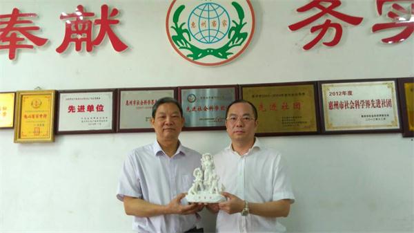 ͼΪ�㶫ʡ���������Ŷ�ִ�л᳤���һ�����Ң�᳤���;����鷨��Ʒ������ǧ���Ƽ���